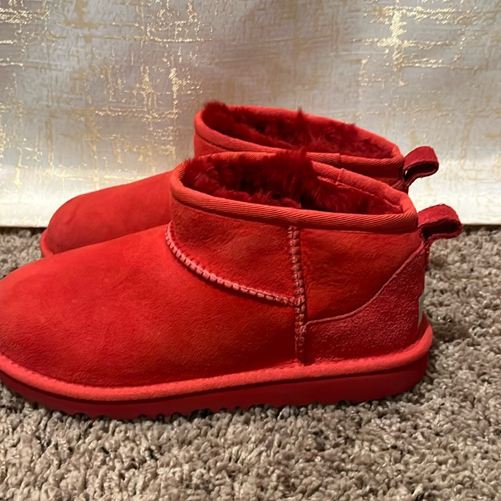 Red UGGS size 4 in kids